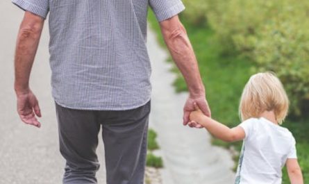 【꿈해몽】웃고 있는 돌아가신 할아버지에 대한 꿈: 4가지 의미와 상징