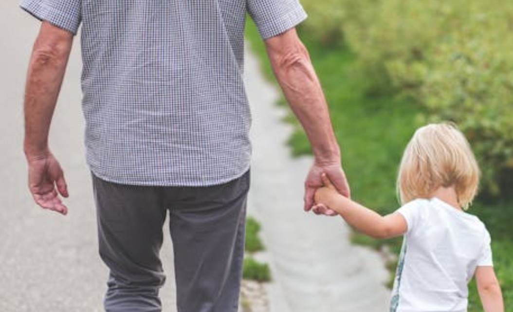 【꿈해몽】웃고 있는 돌아가신 할아버지에 대한 꿈: 4가지 의미와 상징