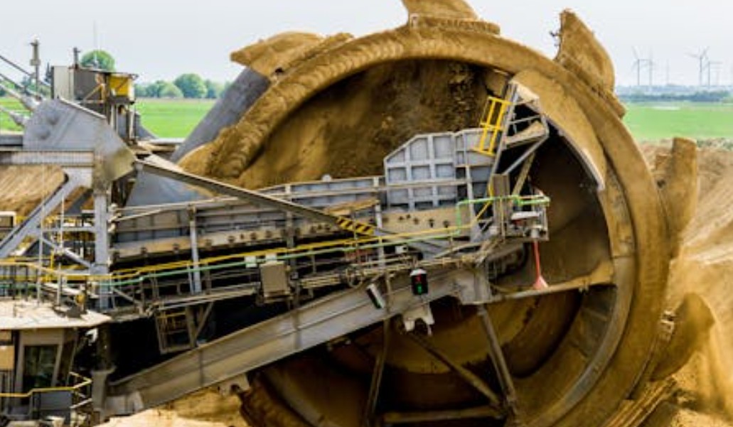 【꿈해몽】유압 굴착기를 운전하는 꿈: 6가지 의미와 상징
