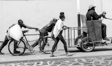 【꿈해몽】펑크 난 타이어를 밀는 꿈: 9가지 의미와 상징