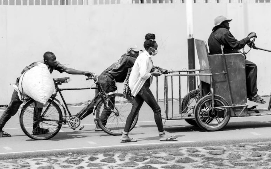 【꿈해몽】펑크 난 타이어를 밀는 꿈: 9가지 의미와 상징