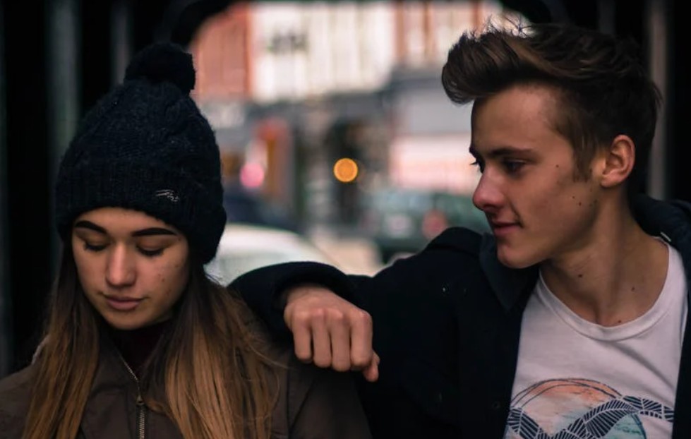 【꿈해몽】아는 사람과 헤어지는 꿈: 6가지 의미와 상징