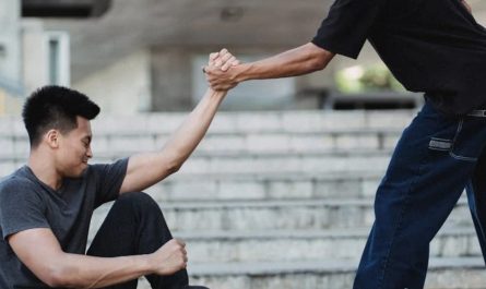 【꿈해몽】넘어지는 사람을 돕는 꿈: 12가지 의미와 상징